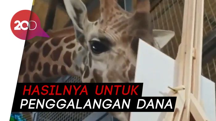 Keren! Jerapah Ini Jago Melukis