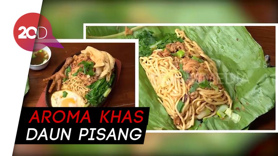 Sensasi Berbeda Mie Ayam yang Dibungkus Daun Pisang