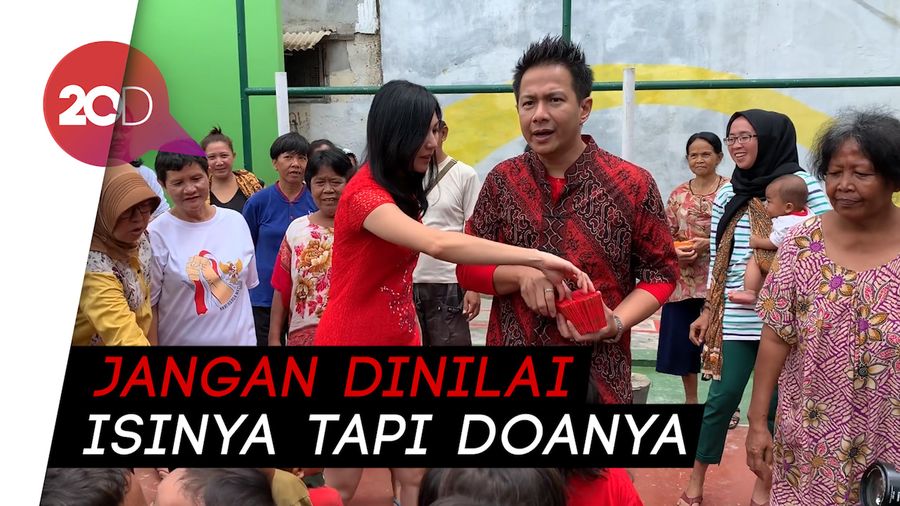 Delon Bagi-bagi Angpau Emas Batangan hingga Uang Tunai
