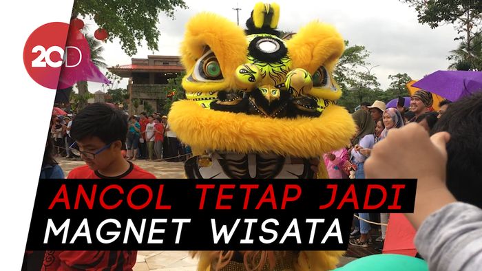 Tak Peduli Hujan, Pengunjung Ancol Tetap Antusias Nonton Barongsai
