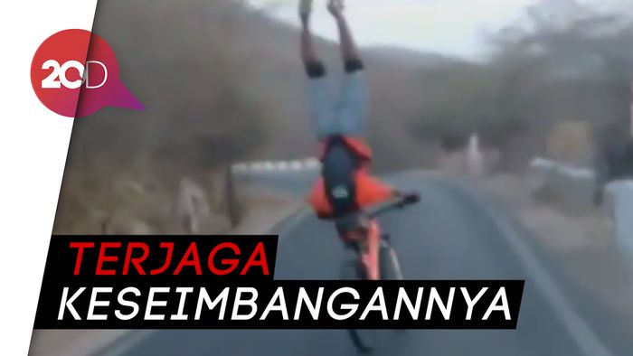 Wah! Pria Ini Bersepeda Headstand Lewati Turunan
