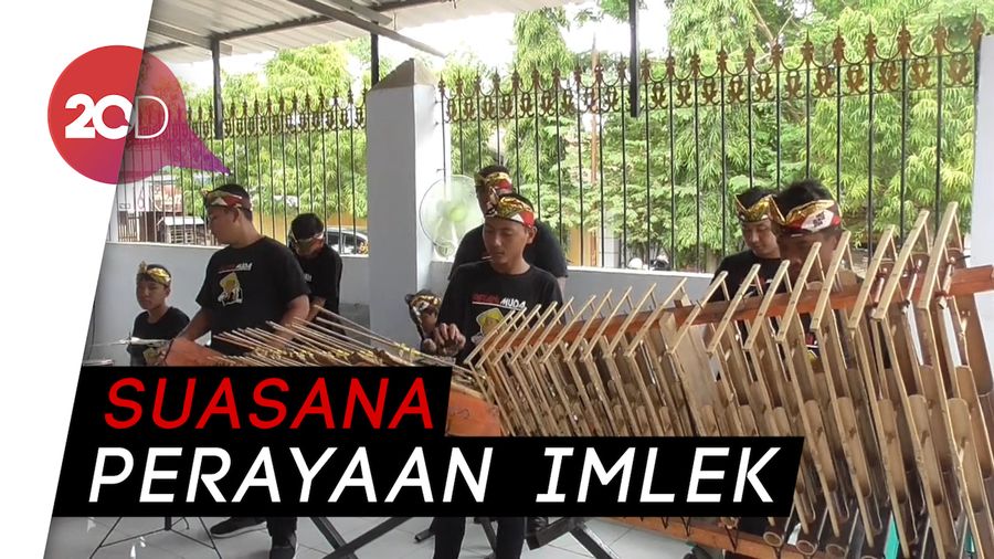 Musik Angklung Bergema Ramaikan Perayaan Imlek di Polewali Mandar