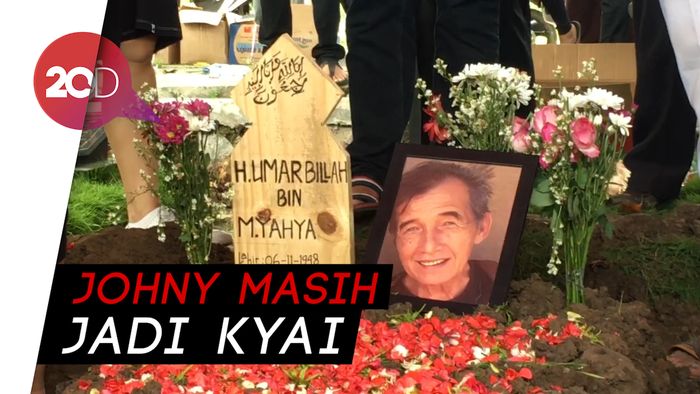 Penuh Haru, Johny Indo Dimakamkan Secara Islam