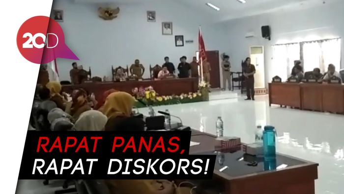 Ricuh! Insiden Meja Terbalik Warnai Rapat Pelayanan Kesehatan di Majene