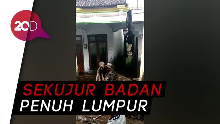 Momen Nenek Digendong Saat Evakuasi Banjir Bandang di Bondowoso