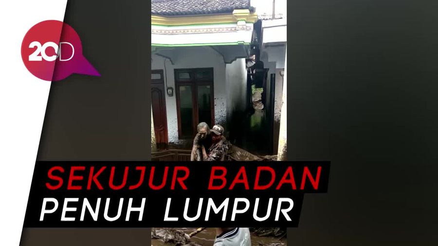 Momen Nenek Digendong Saat Evakuasi Banjir Bandang di Bondowoso