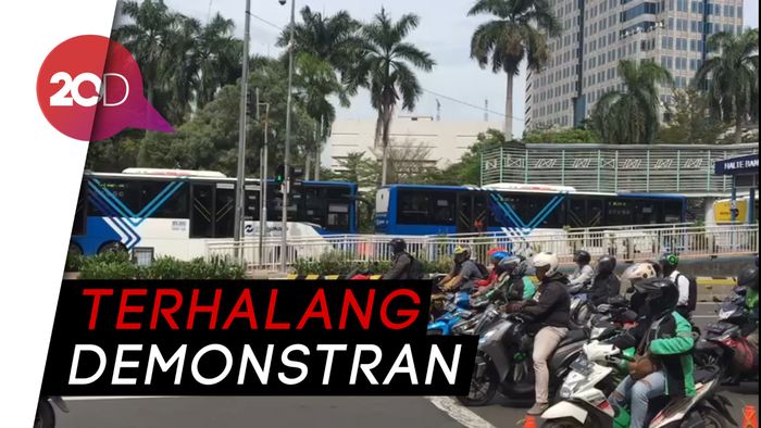 Bus TransJ  Mengular di Sarinah