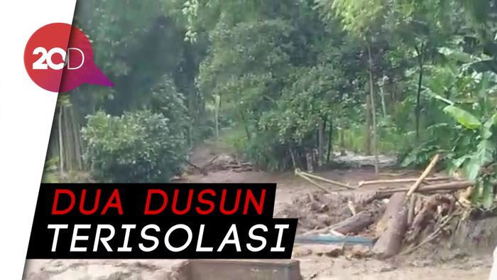 Dahsyatnya Banjir Terjang Lereng Gunung Kawi