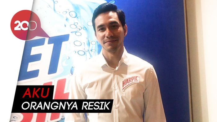 Darius Sinathrya Tak Jijik Gosok Toilet