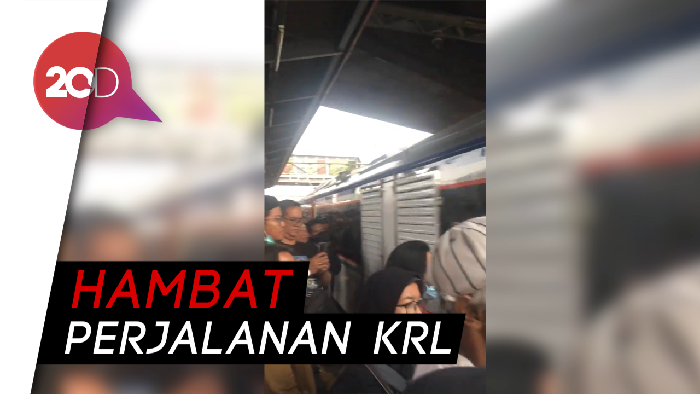 Duh... Kereta Wapres Maruf Disoraki Penumpang KRL
