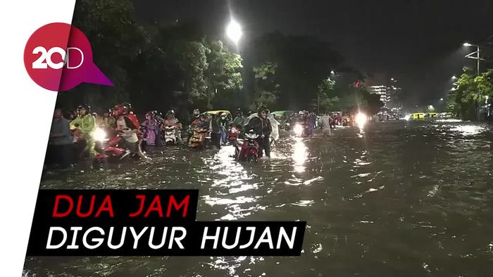 Diguyur Hujan Deras, Jalanan Hingga RS di Surabaya Banjir