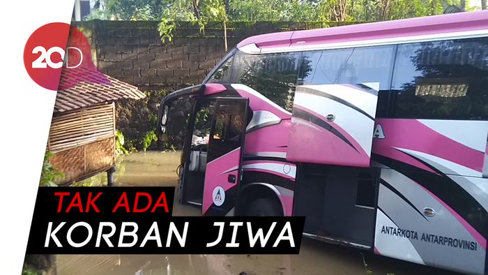 Bus di Ciamis Terjun ke Kolam Ikan Hindari Tabrakan