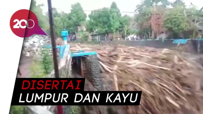 Detik-detik Banjir Bandang Luapan Sungai Jompo Jember