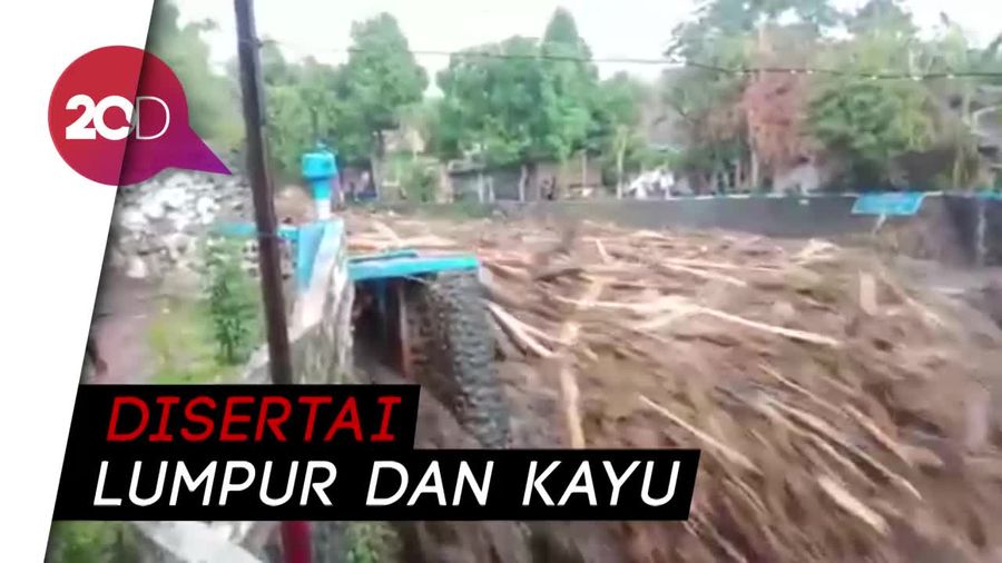 Detik-detik Banjir Bandang Luapan Sungai Jompo Jember