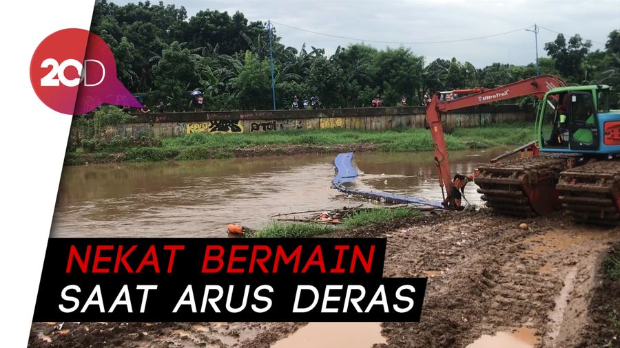 Bocah 11 Tahun Tenggelam di Kali Pesanggrahan