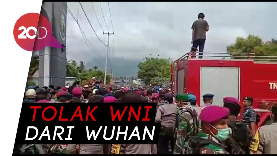 Warga Natuna Bakar Ban di Dekat Lokasi Observasi WNI dari Wuhan