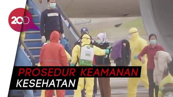 WNI dari Wuhan Disemprot Cairan Khusus Sebelum ke Natuna