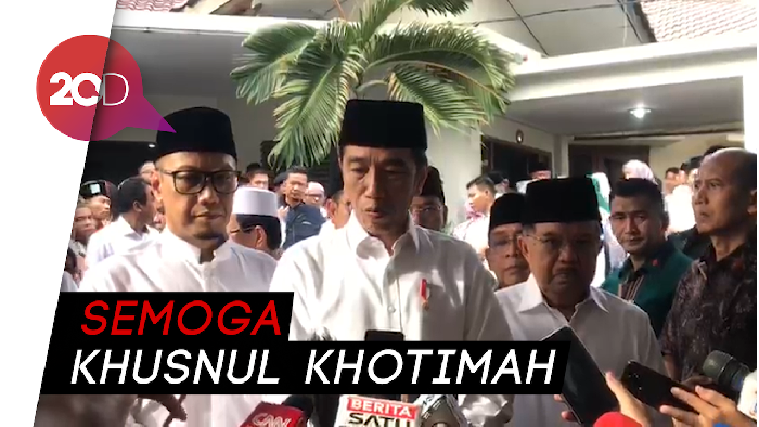 Momen Presiden Jokowi Melayat ke Rumah Duka Gus Sholah