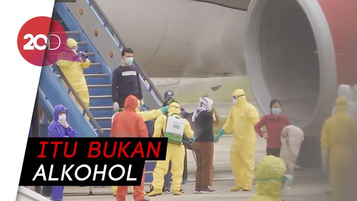 Ramai WNI dari Wuhan Disemprot Cairan, Kemenkes: Itu Disinfektan!