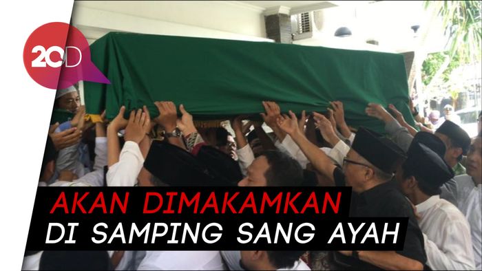 Ribuan Petakziah Salatkan Jenazah Gus Sholah di Tebuireng