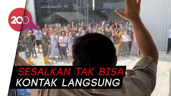 Lambaian Tangan Prabowo dari Bus Sapa WNI Asal Wuhan