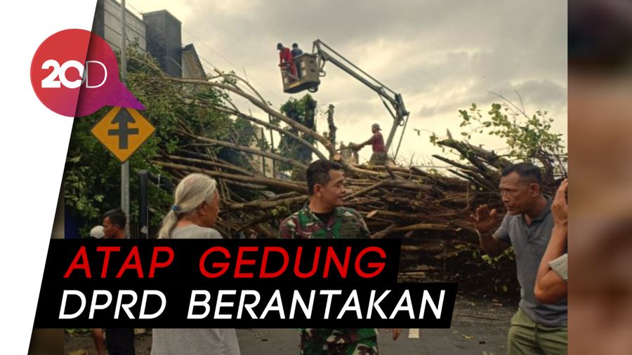 Blitar Ambyar Diterjang Angin Kencang