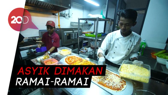 Melahap Pizza Raksasa Sepanjang 1 Meter di Solo