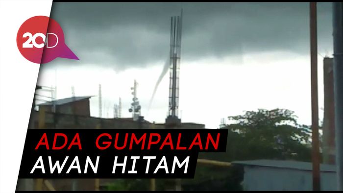 Puting Beliung di Langit Sidrap Bikin Warga Panik