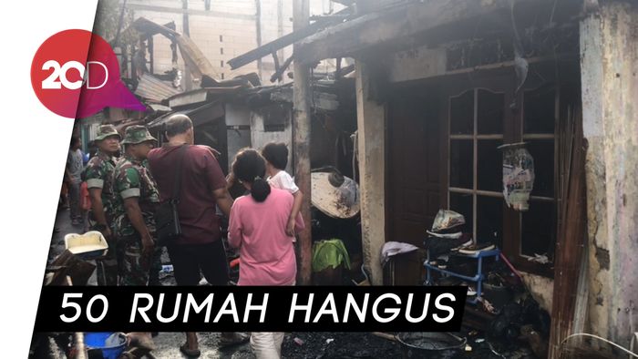 Rumahnya Habis Dilahap Api, Warga Taman Sari Bebersih Puing-puing