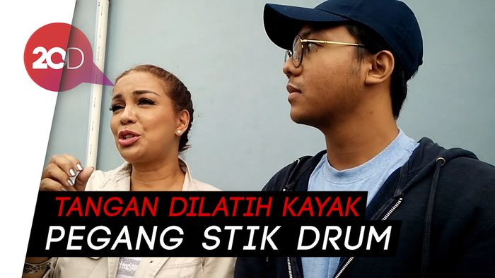 Soraya Haque Sebut Ekki Soekarno Punya Cara Unik Berhenti Merokok