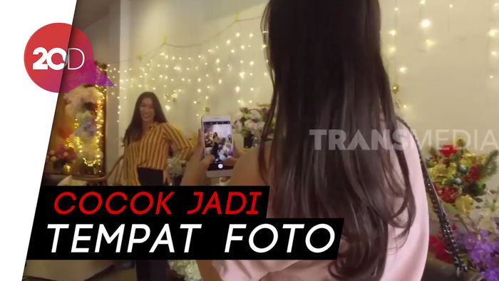 Asyiknya Hangout Dikelilingi Bunga-bunga Cantik