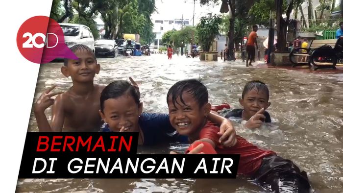 Banjir di Jalan Bungur Raya Jadi Kolam Renang Dadakan