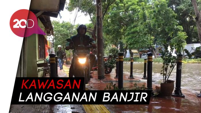 Jalan Depan PN Tipikor Terendam Banjir, Pemotor Naik Trotoar