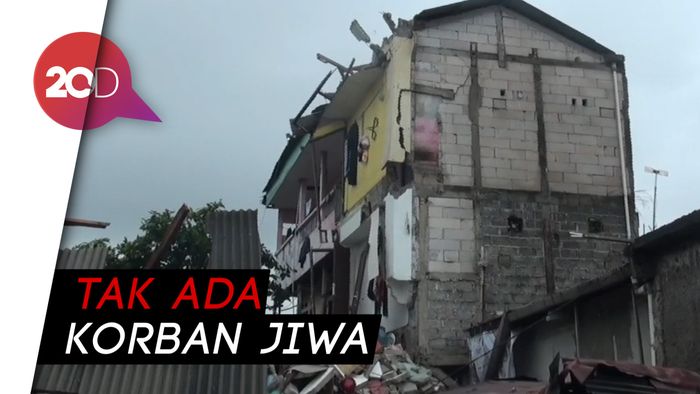 Kosan 20 Kamar 3 Lantai di Mampang Roboh