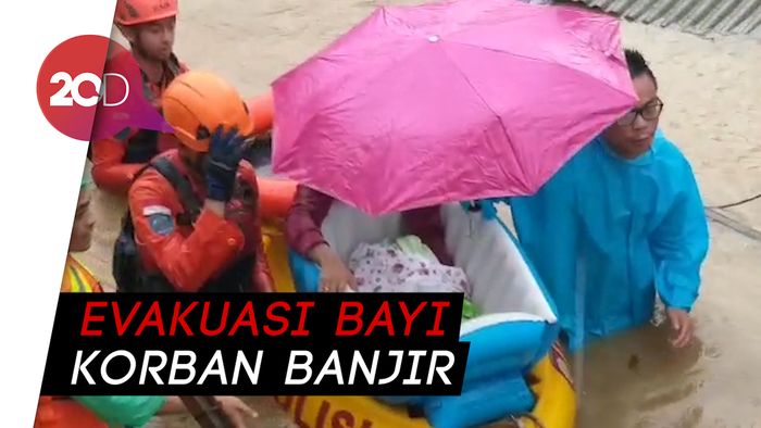 Momen Evakuasi Bayi Korban Banjir di Cawang