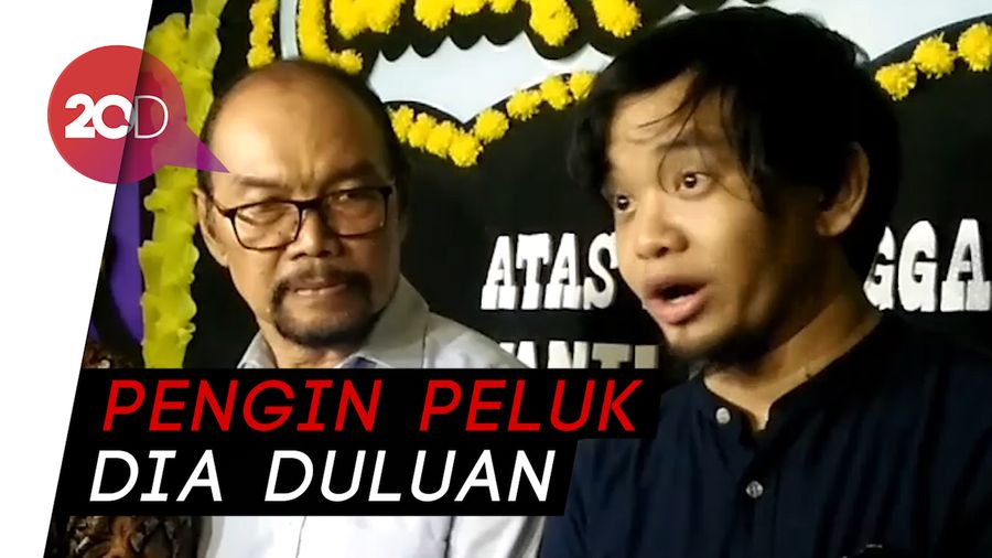 Pelukan Terakhir Sang Anak untuk Istri Mendiang Chrisye