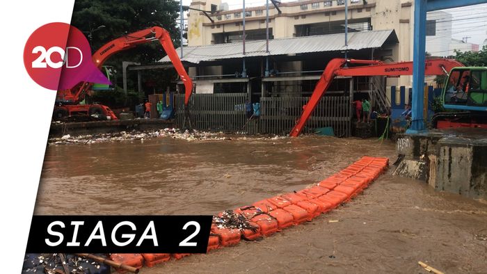 Pintu Air Manggarai Status Waspada, Sampah Menumpuk