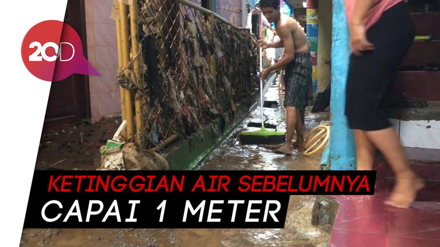 Banjir di Kebon Pala Kampung Melayu Surut, Warga Bebersih Sisa Lumpur
