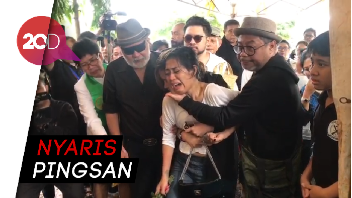 Karen Pooroe Histeris Saksikan Pemakaman Sang Anak
