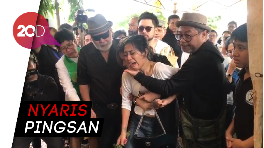 Karen Pooroe Histeris Saksikan Pemakaman Sang Anak