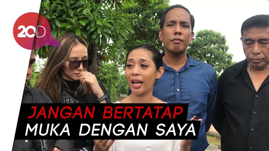 Karen Pooroe Tak Ingin Lihat Arya Claproth di Pemakaman Anaknya