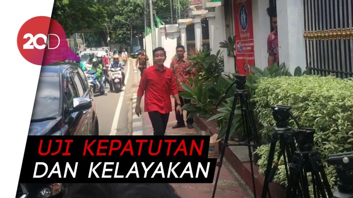 Berkemeja Merah, Gibran Sambangi DPP PDIP