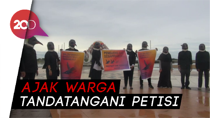 Berkostum Penguin, Greenpeace Kampanyekan soal Penyelamatan Laut