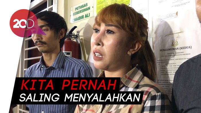 Kembali Mesra, Rio Reifan dan Istri Cipika-cipiki Usai Sidang