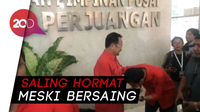 Momen Gibran Cium Tangan Achmad Purnomo di DPP PDIP