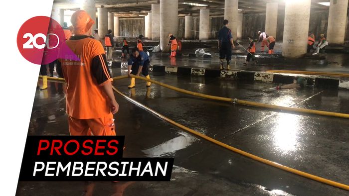 Penampakan Banjir di Underpass Kemayoran Surut, Sisakan Lumpur