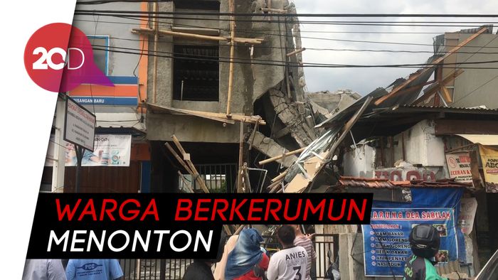 Ruko Tiga Lantai di Matraman Ambruk, Tak Ada Korban Jiwa