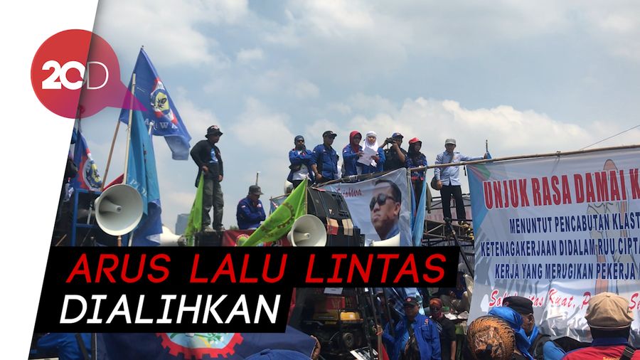 Buruh Tolak Omnibus Law Demo di Depan DPR, Jalan Ditutup Sebagian!