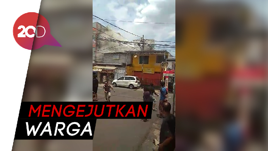 Detik-detik Robohnya Ruko Tiga Lantai di Matraman