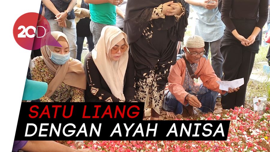Ibunda Anisa Bahar Dimakamkan Satu Liang Lahat dengan Mendiang Suami